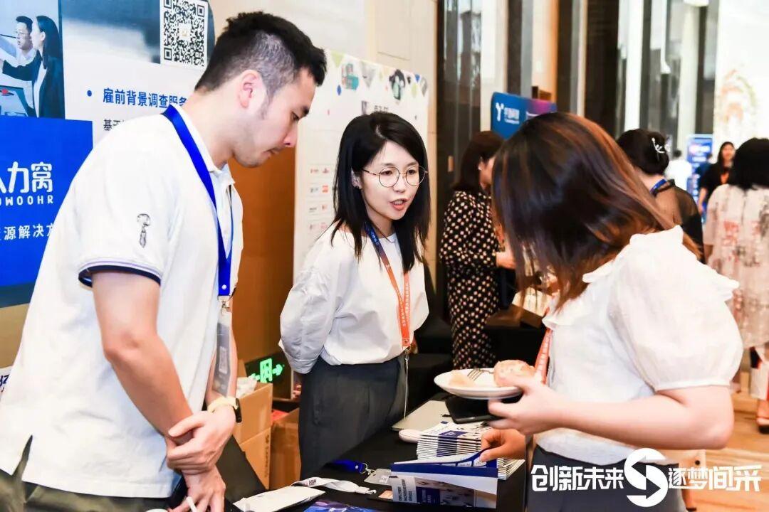 人力窝团队与采购行业参会人员交流