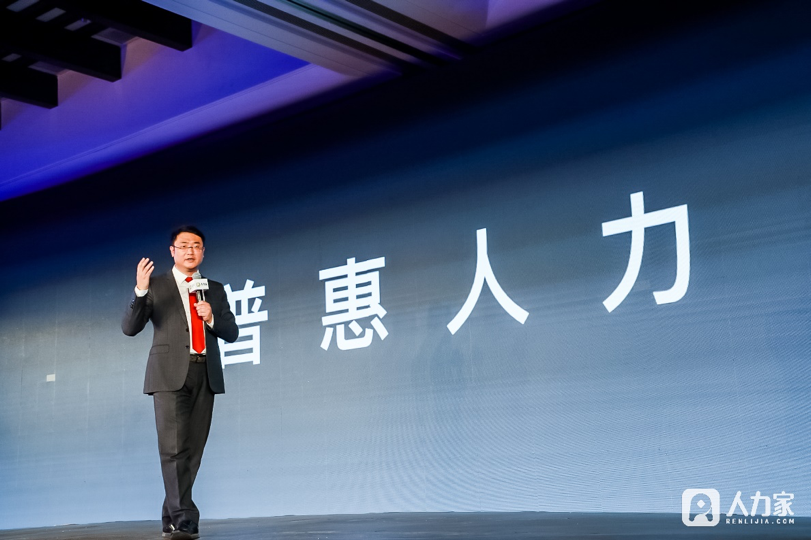 马西亚在发布会上介绍普惠人力