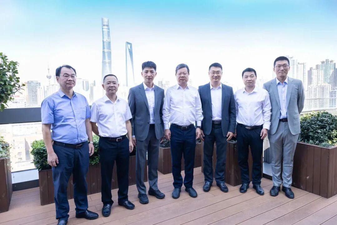同安区来访人员在外企德科大厦合影