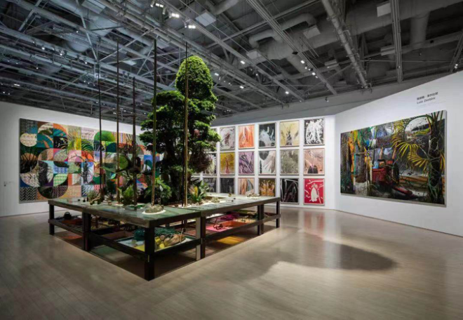 树树展览中的绘画与植物装置艺术
