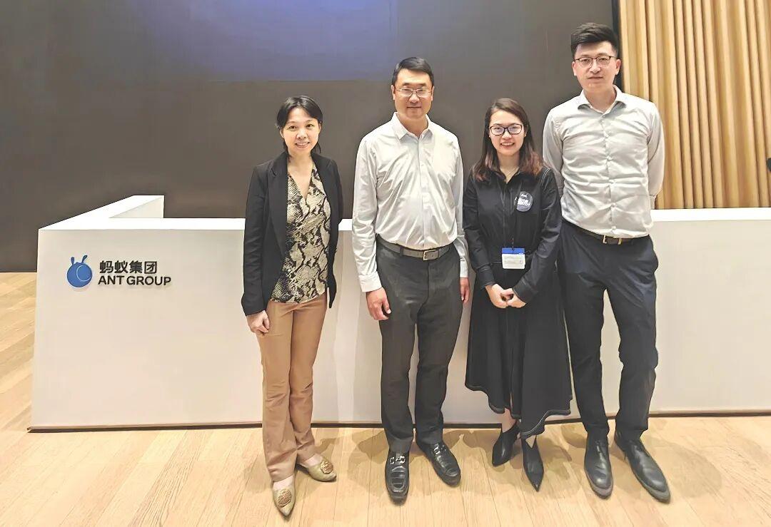 人力窝参会团队在蚂蚁集团合影