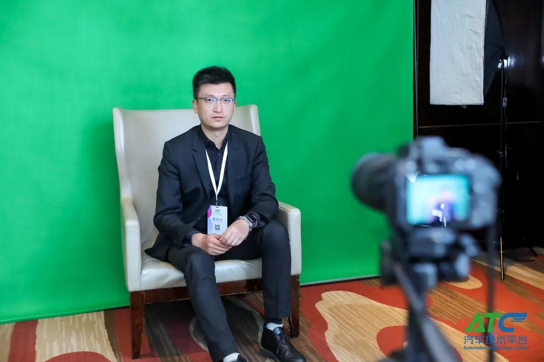 人力窝代表接受汽车峰会现场采访
