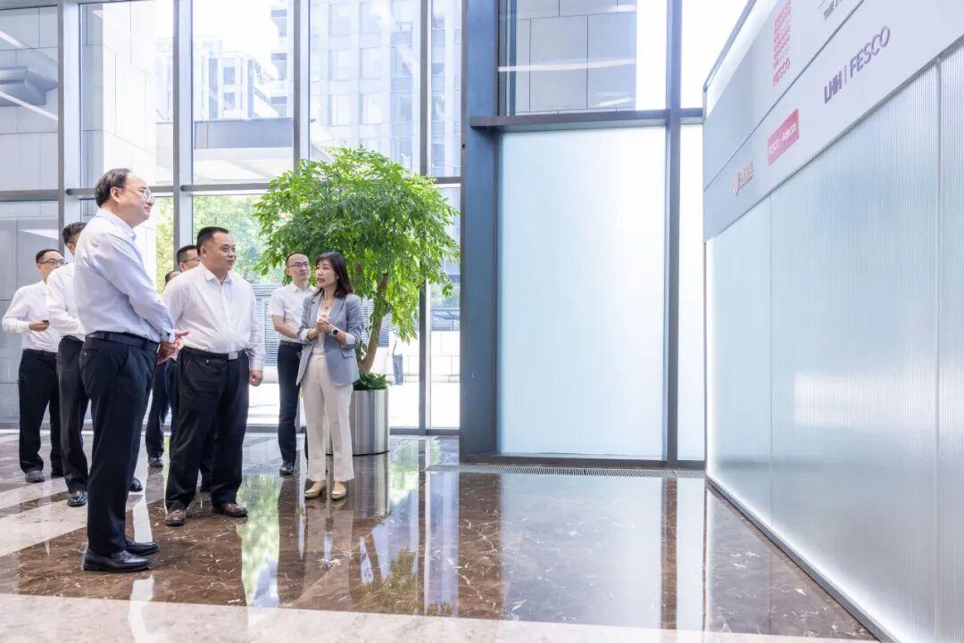 来访人员参观外企德科大厦企业展示空间