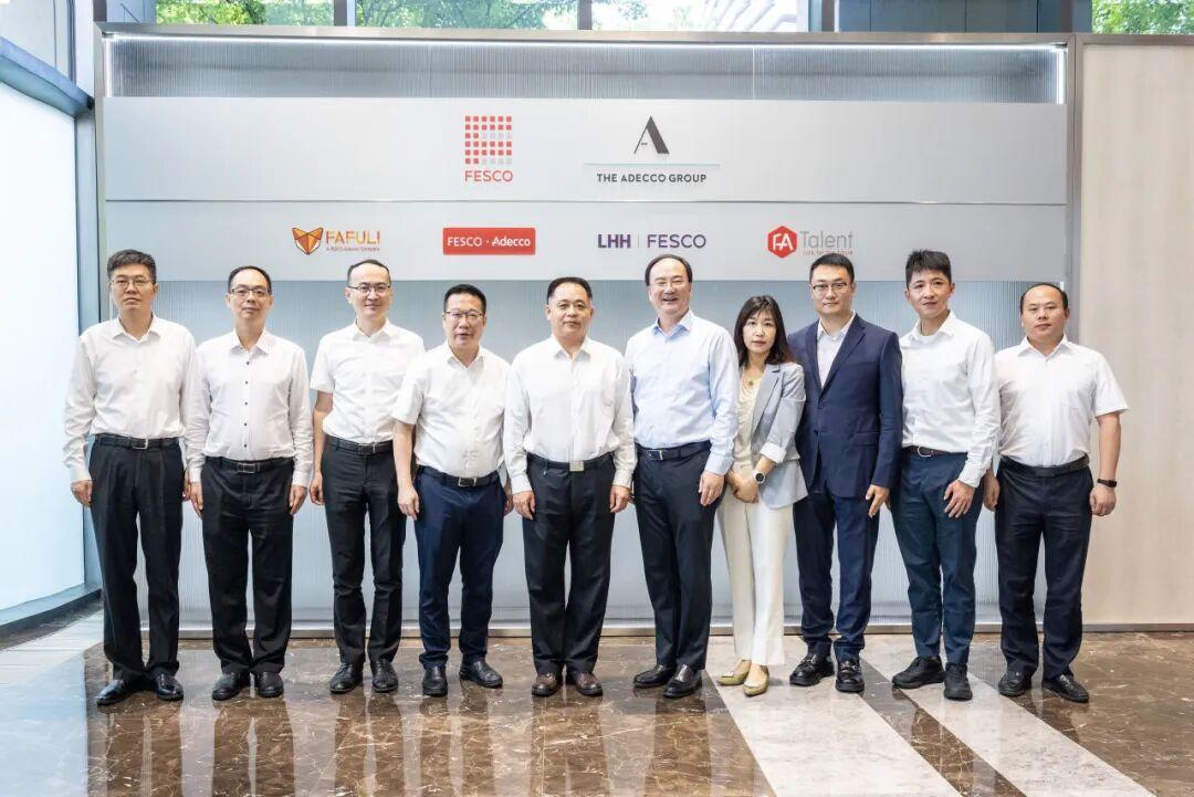 广州市人社局来访人员与企业代表合影