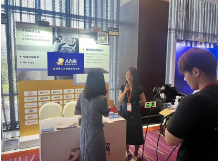 人力窝团队在展会直播介绍服务