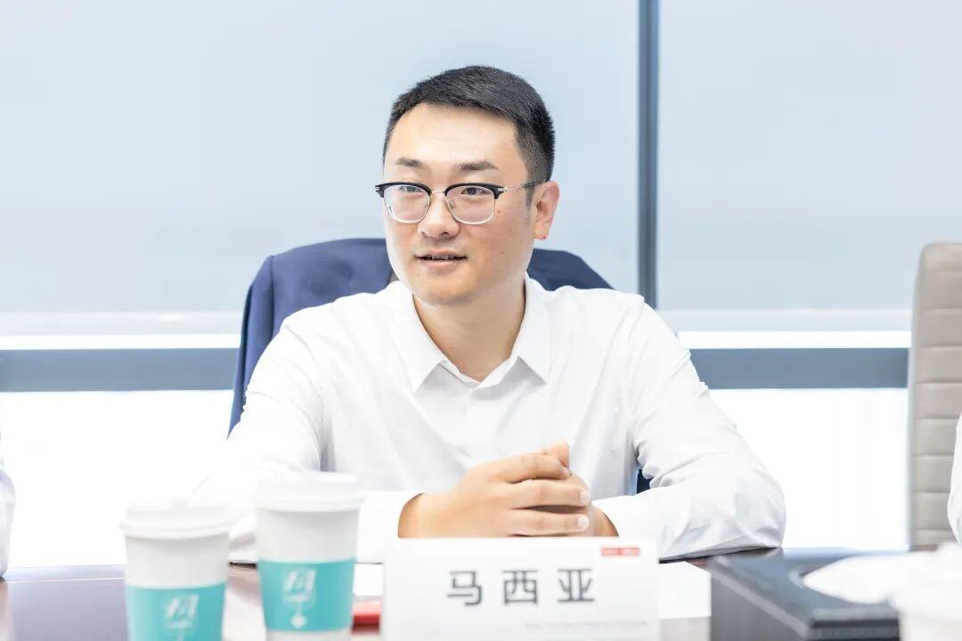 马西亚在调研座谈会上介绍企业情况