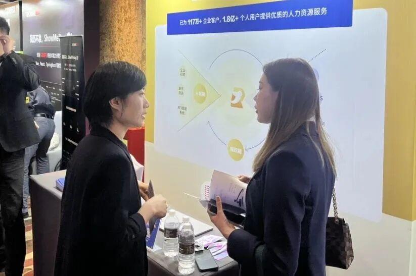 人力窝团队在汽车峰会与观众交流