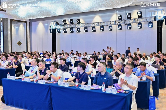 与会伙伴参加大会交流