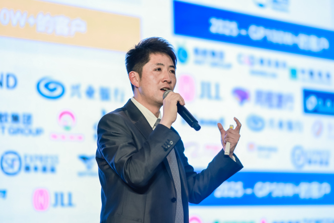 管理团队在年会中交流业务发展方向