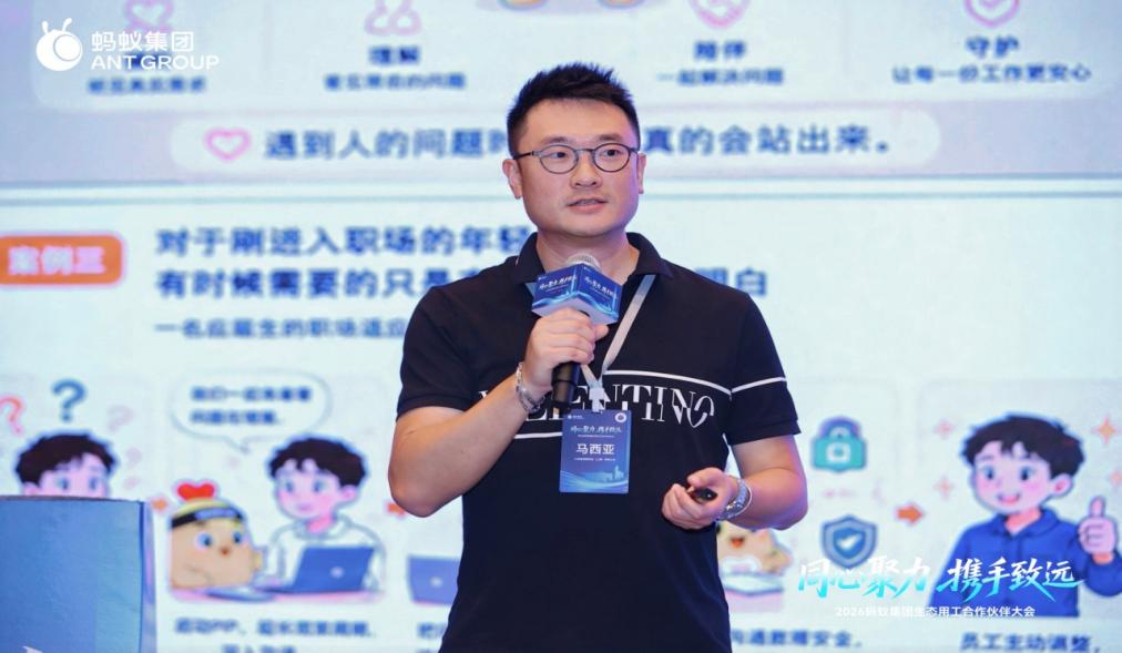 人力窝CEO马西亚在大会中分享服务经验