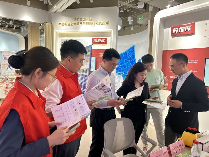 中央科创区开放日现场交流企业与人才服务需求