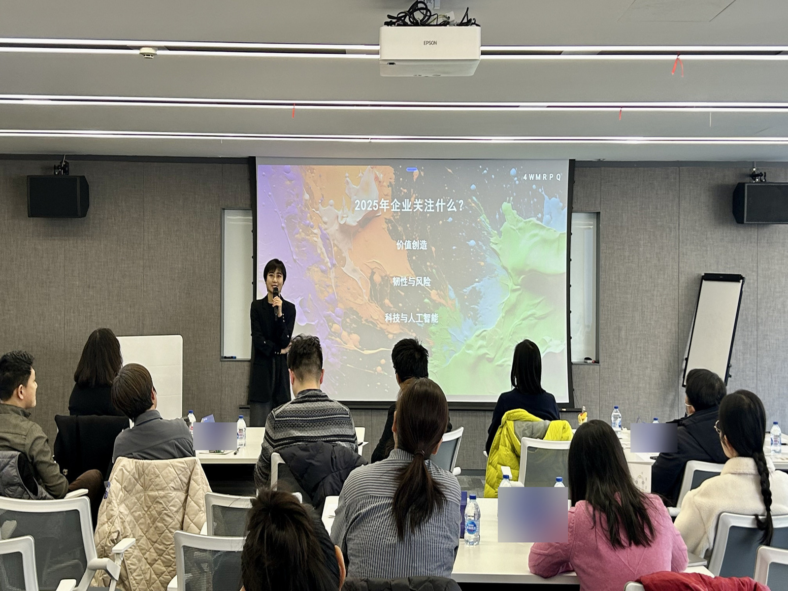 主题分享与企业参会者现场沟通