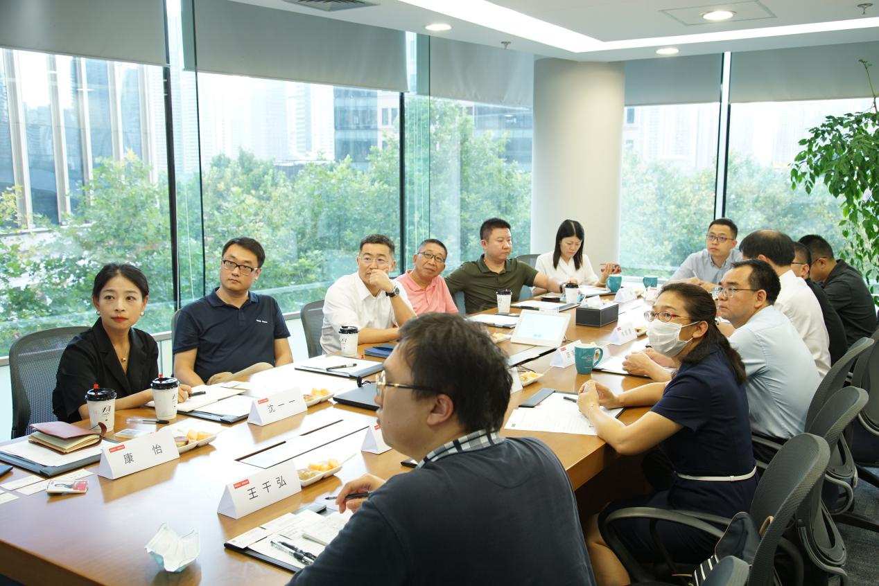 来访领导与参会企业代表交流