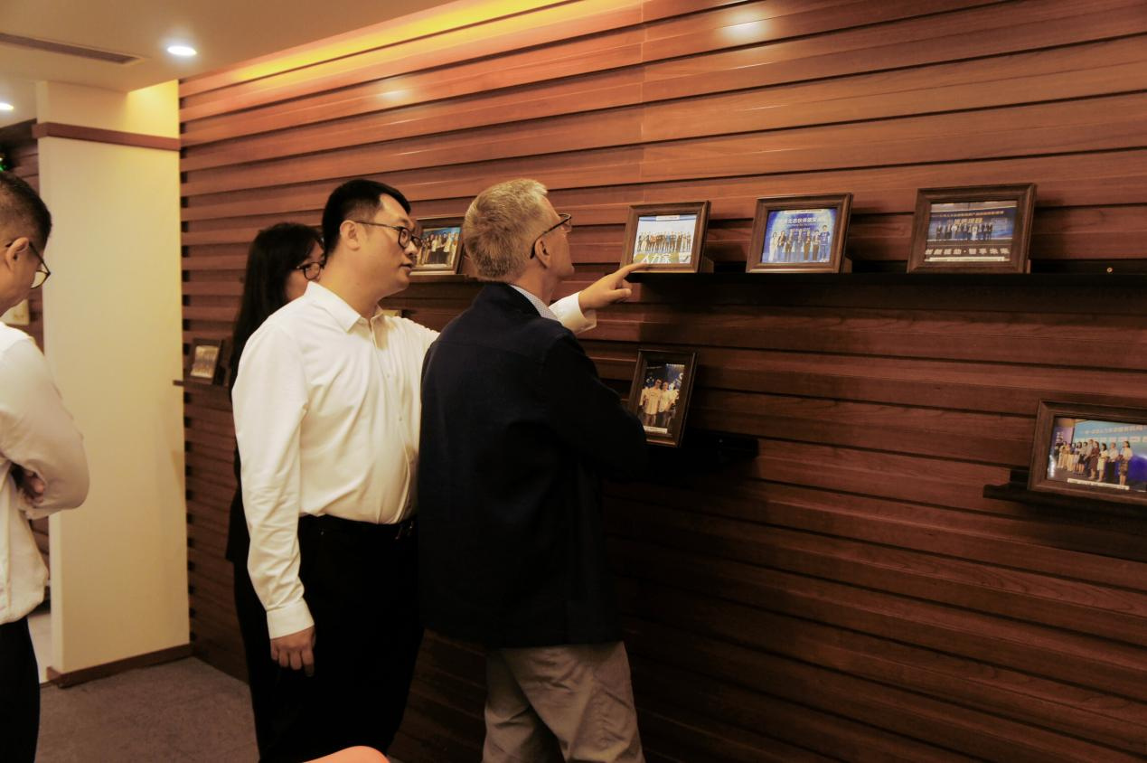来访嘉宾参观人力窝企业展示