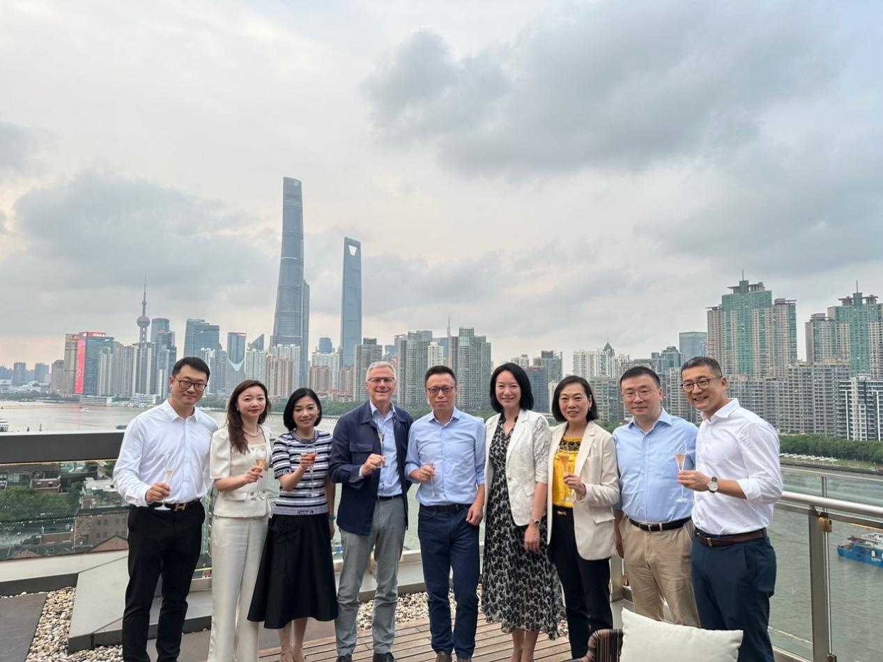 同日人力窝与相关负责人交流留影(资料图片,非晚间会谈现场)